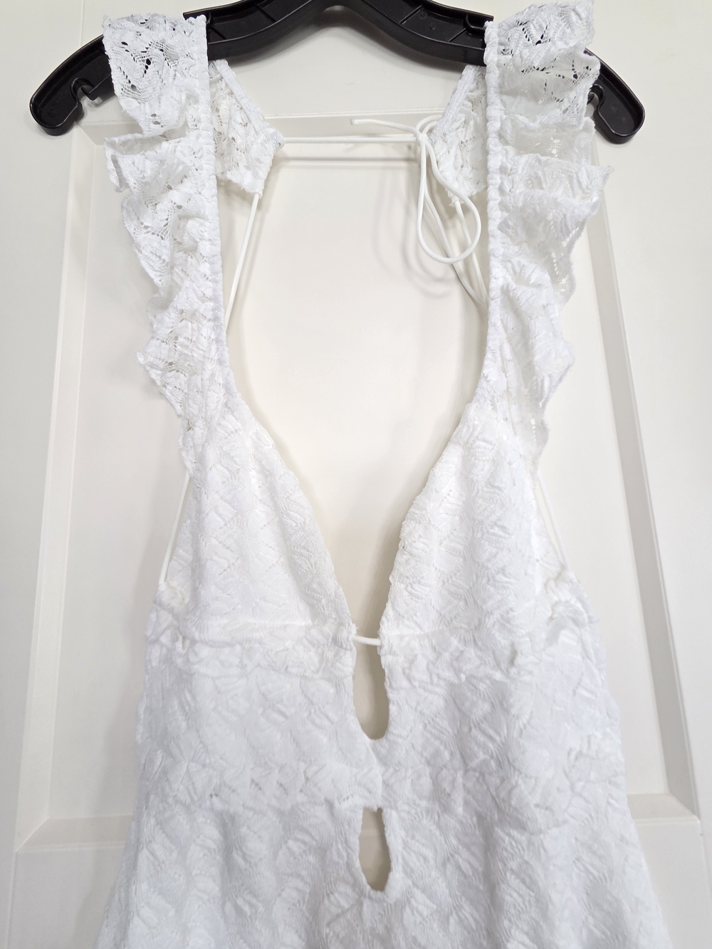 Commence Elegant White Textured Knit Midi Dress with Ruffled Straps - Picture 6 of 10